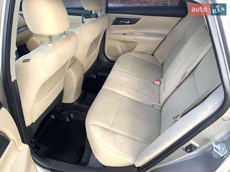 Седан Nissan Altima 2015 в Золочеві
