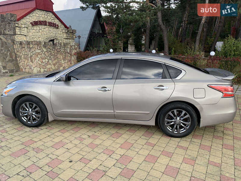 Седан Nissan Altima 2015 в Золочеві