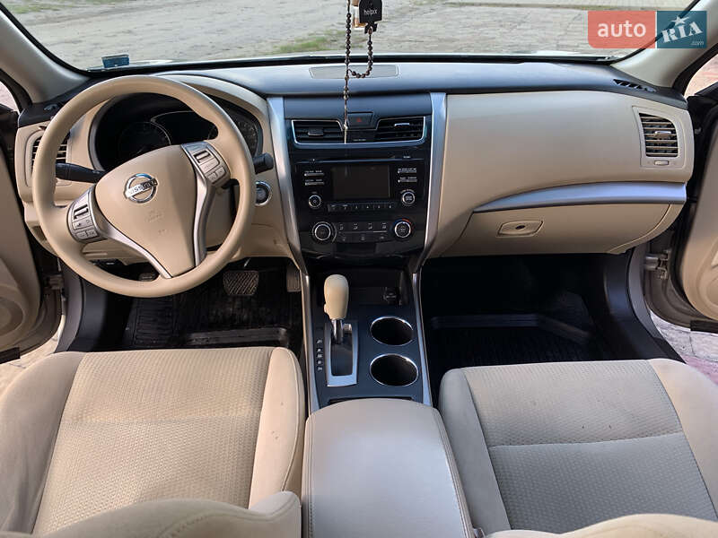 Седан Nissan Altima 2015 в Золочеві