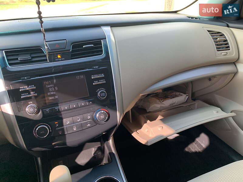 Седан Nissan Altima 2015 в Золочеві