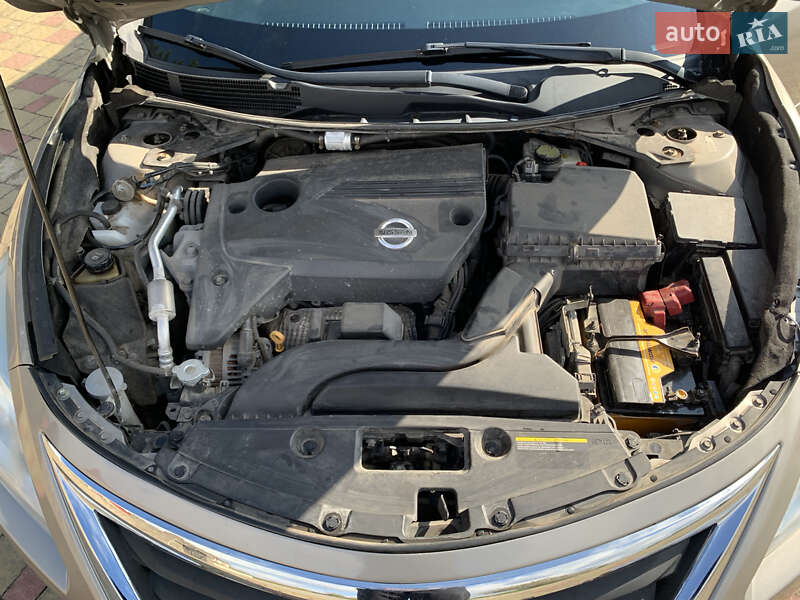 Седан Nissan Altima 2015 в Золочеві