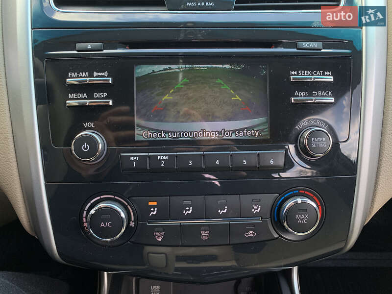 Седан Nissan Altima 2015 в Золочеві