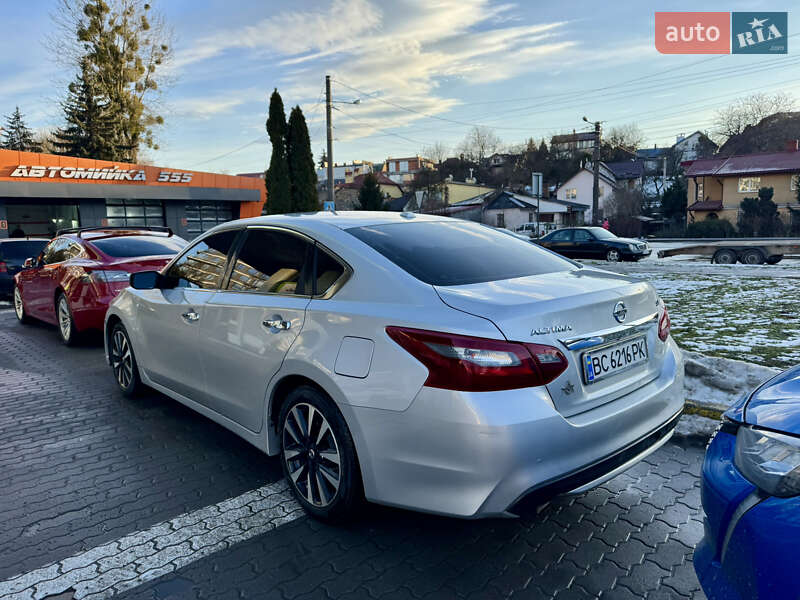 Седан Nissan Altima 2018 в Львове