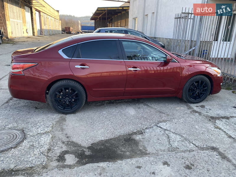 Седан Nissan Altima 2014 в Львові