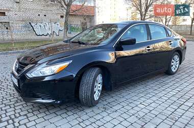 Седан Nissan Altima 2015 в 