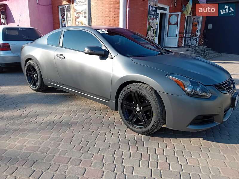 Купе Nissan Altima 2012 в Бурштині