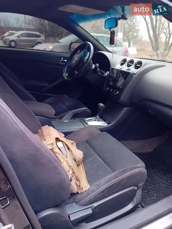 Купе Nissan Altima 2012 в Бурштині