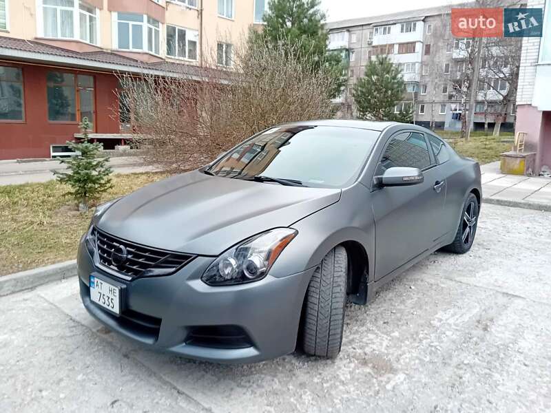 Купе Nissan Altima 2012 в Бурштині