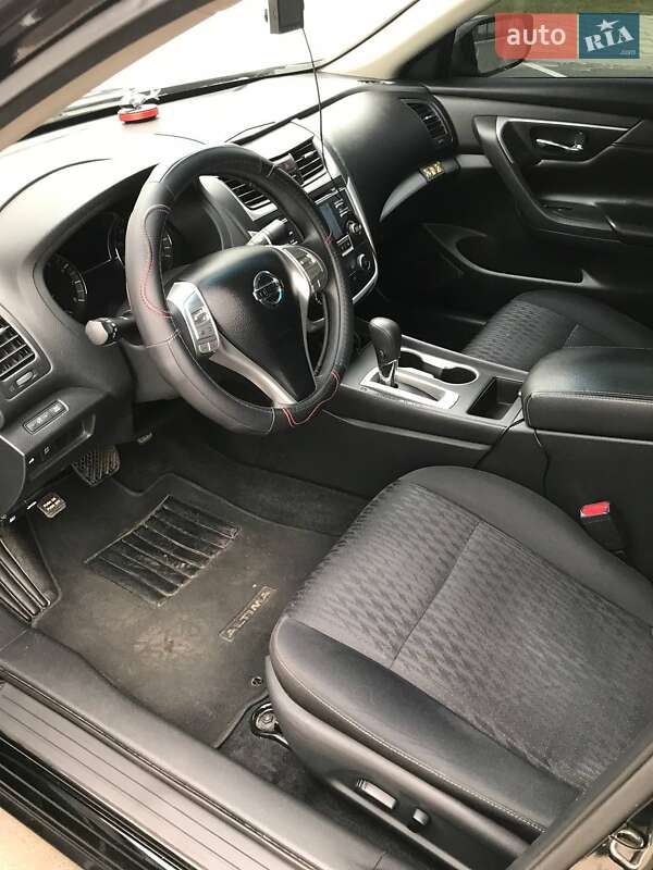 Седан Nissan Altima 2017 в Олександрії