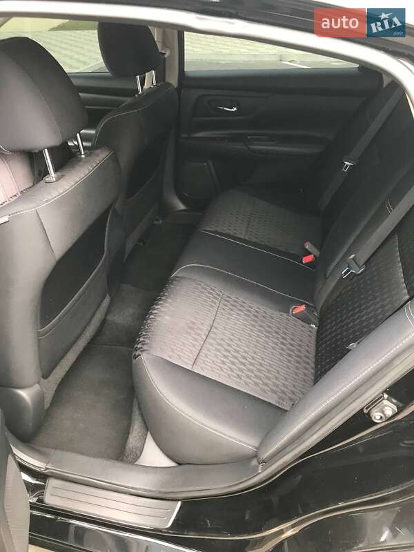Седан Nissan Altima 2017 в Олександрії