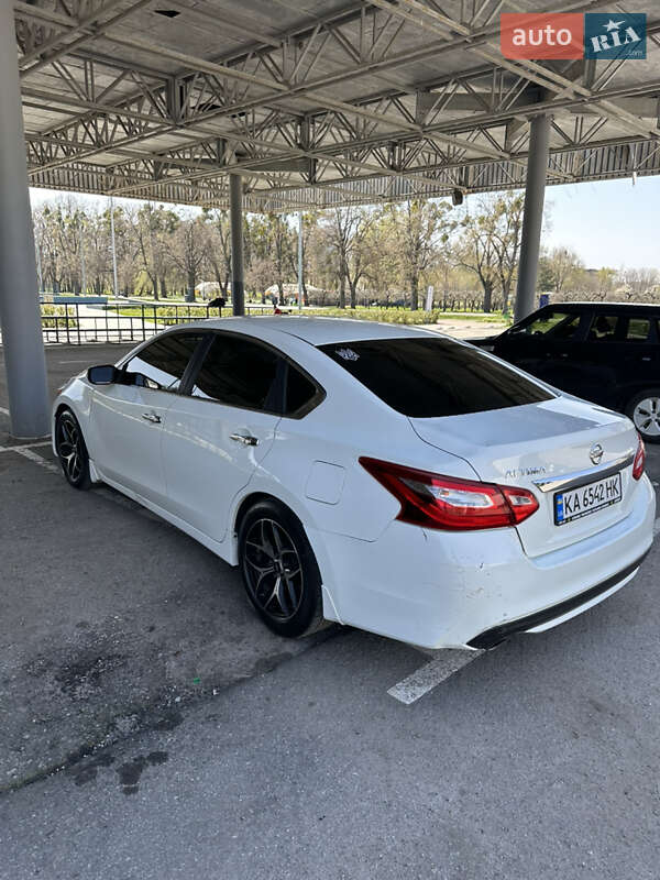 Седан Nissan Altima 2016 в Києві