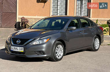 Седан Nissan Altima 2016 в Львове