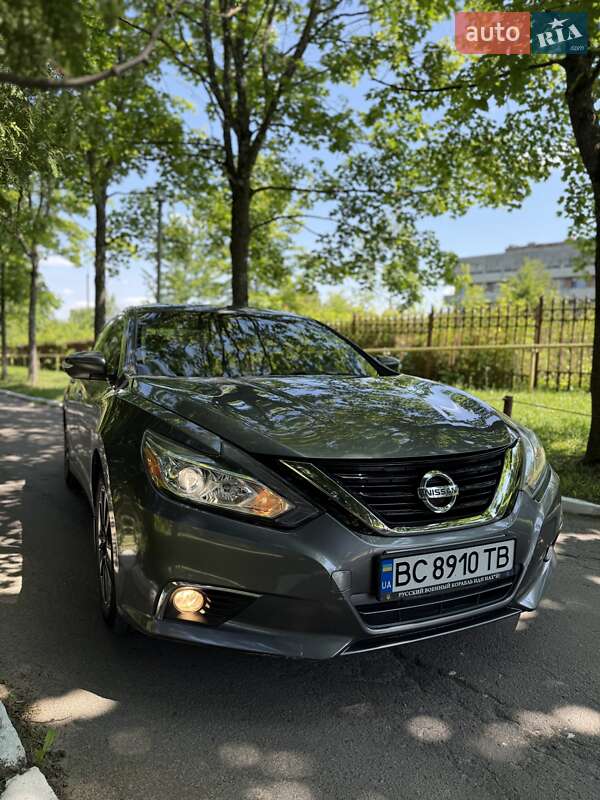 Седан Nissan Altima 2016 в Дрогобичі