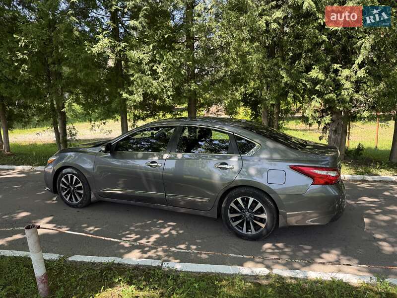 Седан Nissan Altima 2016 в Дрогобичі