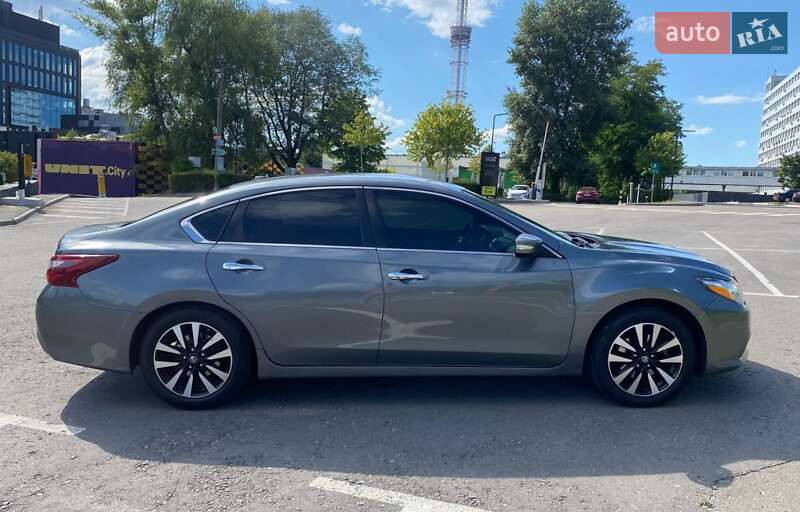 Седан Nissan Altima 2018 в Киеве