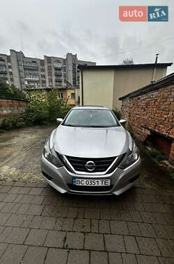 Седан Nissan Altima 2017 в Львове