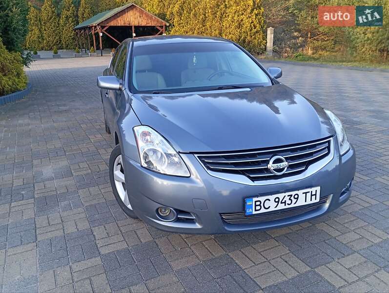 Седан Nissan Altima 2010 в Судовой Вишне