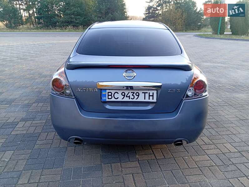Седан Nissan Altima 2010 в Судовой Вишне