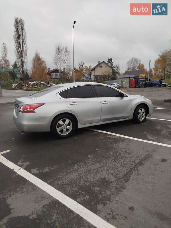 Седан Nissan Altima 2015 в Бучі