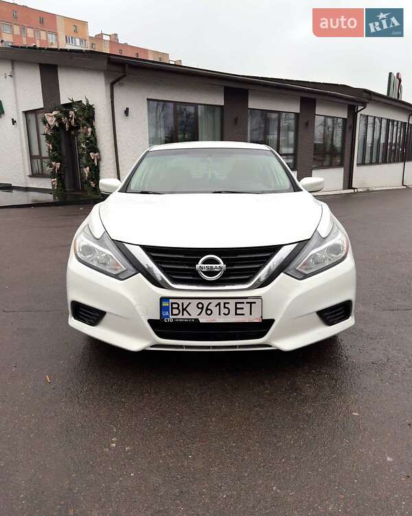 Седан Nissan Altima 2017 в Ровно