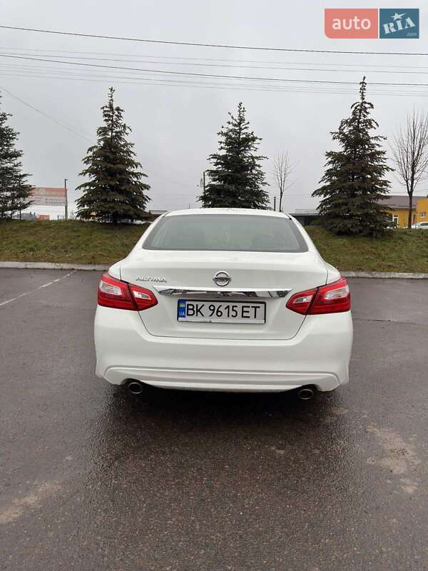 Седан Nissan Altima 2017 в Ровно