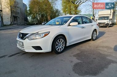 Седан Nissan Altima 2016 в Львові