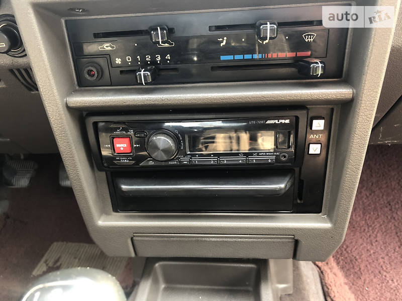 Седан Nissan Bluebird 1988 в Золочеві