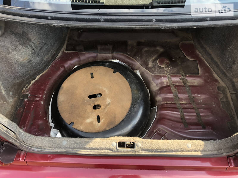 Седан Nissan Bluebird 1988 в Золочеві