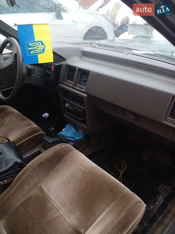 Седан Nissan Bluebird 1988 в Хмельницком