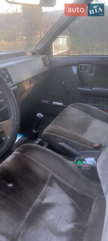 Седан Nissan Bluebird 1987 в Широком