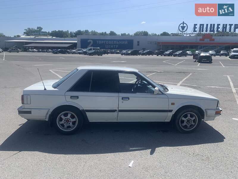 Седан Nissan Bluebird 1987 в Ужгороді