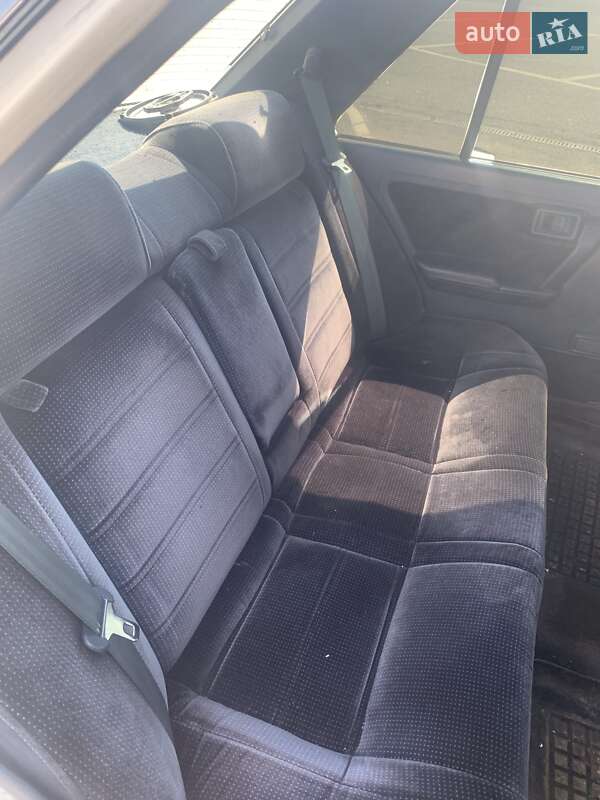 Седан Nissan Bluebird 1987 в Ужгороді