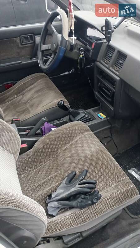 Седан Nissan Bluebird 1988 в Ужгороде