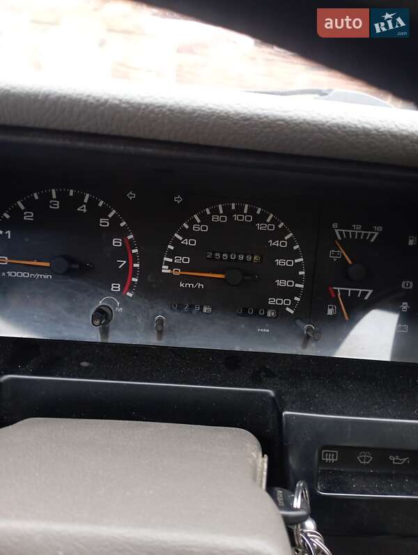 Седан Nissan Bluebird 1988 в Ужгороде