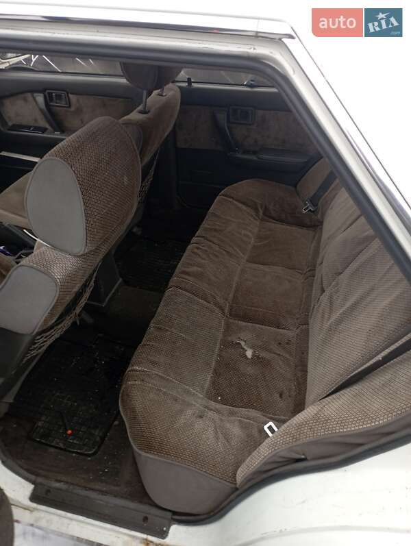 Седан Nissan Bluebird 1988 в Ужгороде