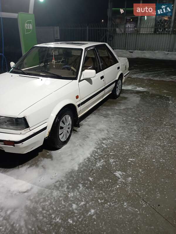 Седан Nissan Bluebird 1988 в Ужгороде
