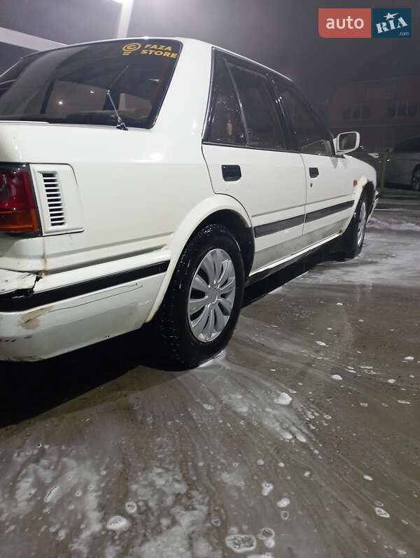 Седан Nissan Bluebird 1988 в Ужгороде