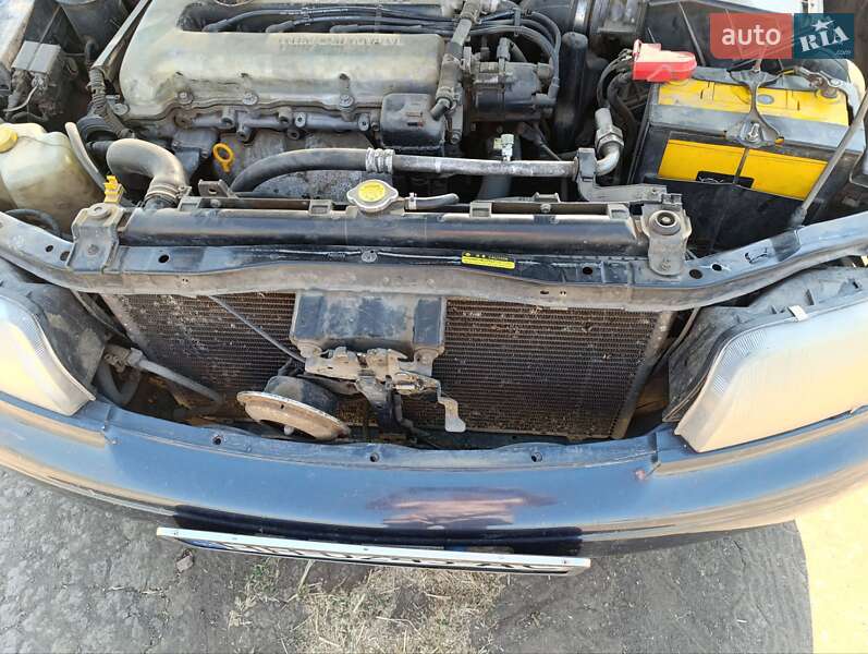 Седан Nissan Bluebird 1992 в Роздільній