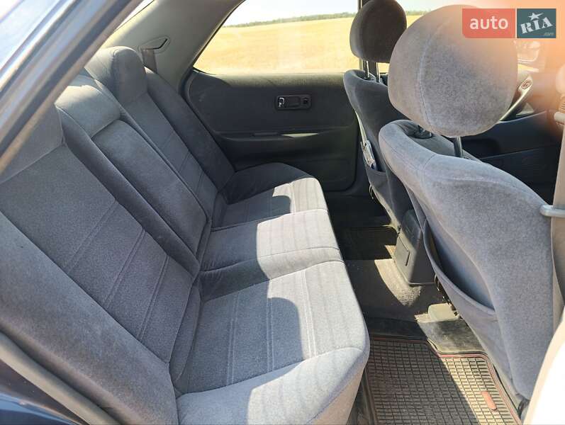 Седан Nissan Bluebird 1992 в Роздільній