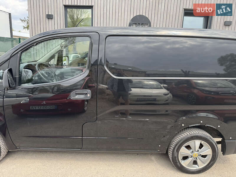 Вантажний фургон Nissan e-NV200 2015 в Тернополі