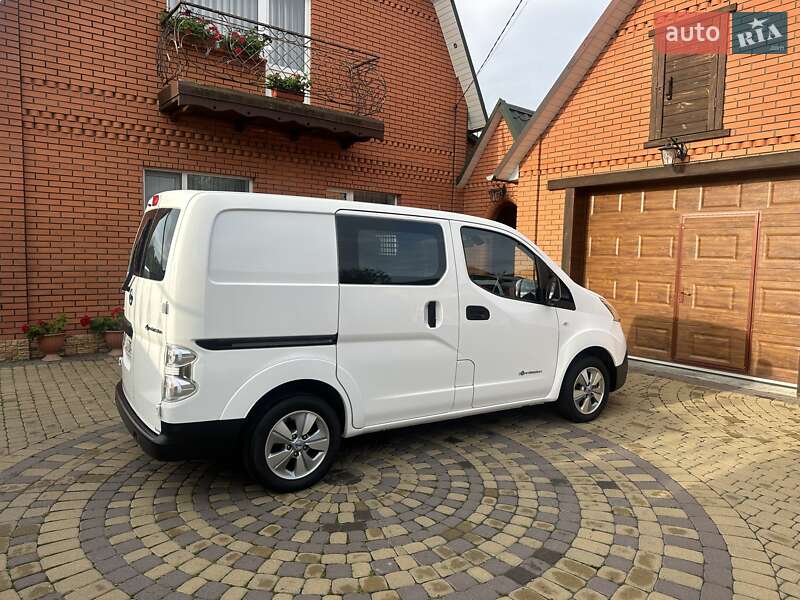 Грузовой фургон Nissan e-NV200 2018 в Хмельницком