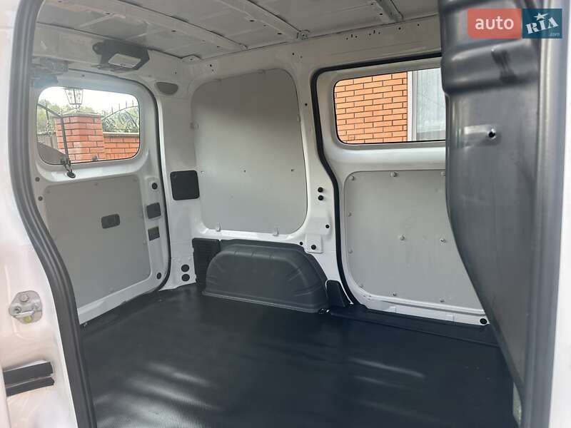 Грузовой фургон Nissan e-NV200 2018 в Хмельницком