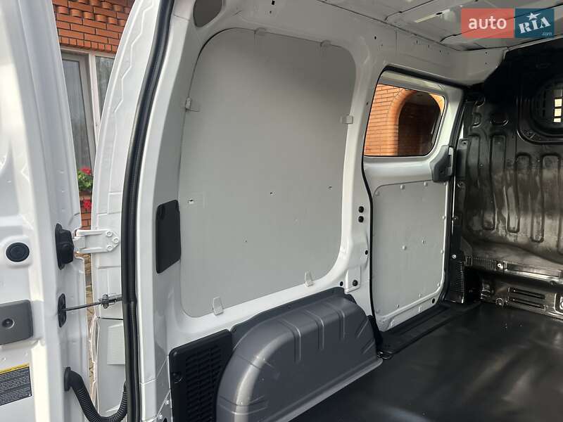 Грузовой фургон Nissan e-NV200 2018 в Хмельницком