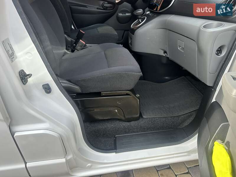 Грузовой фургон Nissan e-NV200 2018 в Хмельницком
