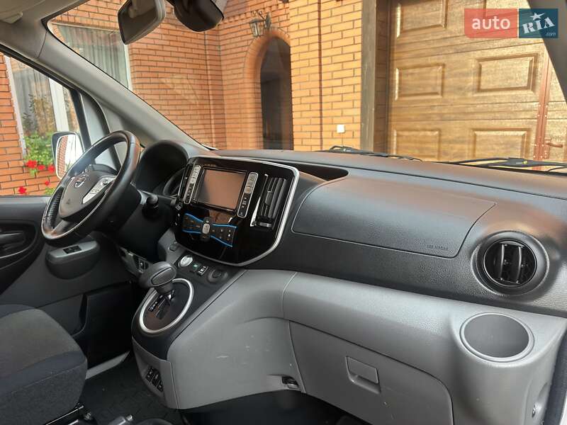 Грузовой фургон Nissan e-NV200 2018 в Хмельницком