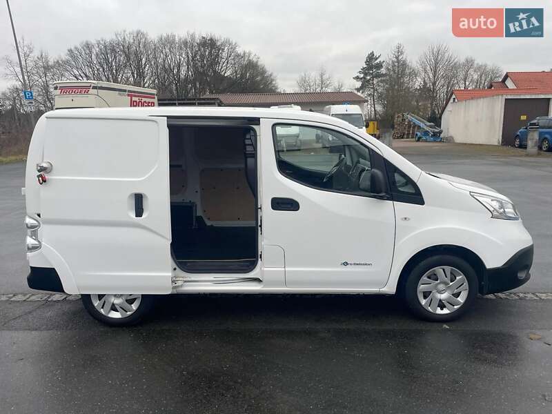 Вантажний фургон Nissan e-NV200 2018 в Сарнах