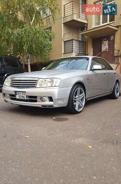 Седан Nissan Gloria 2000 в Авангарде