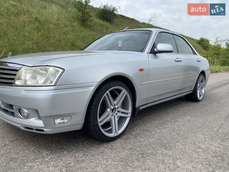 Седан Nissan Gloria 2000 в Авангарде