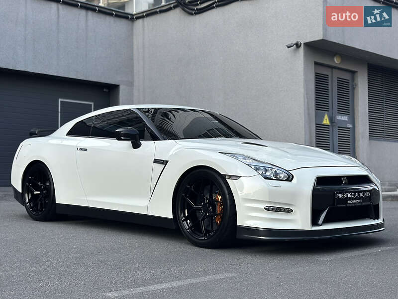 Купе Nissan GT-R 2013 в Києві