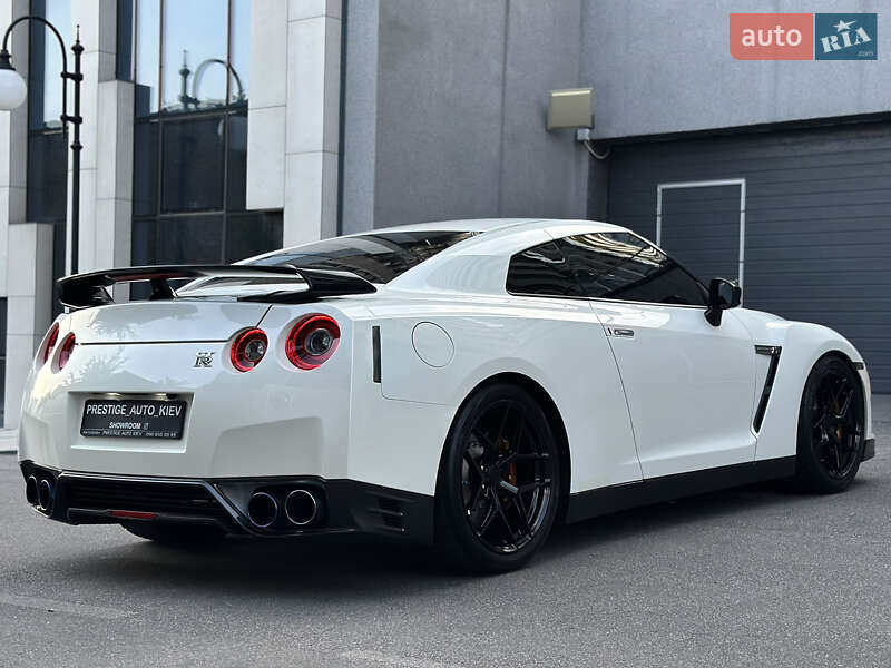 Купе Nissan GT-R 2013 в Києві